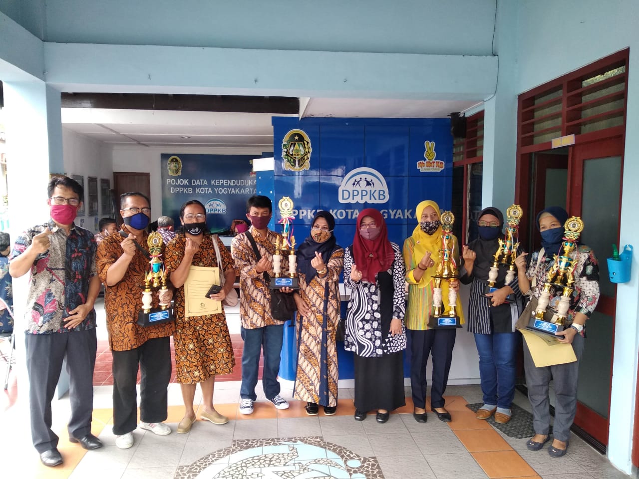 Penyerahan Hadiah Kejuaraan Pada Lomba Kegiatan Pelayanan Keluarga Berencana DPPKB Kota Yogyakarta