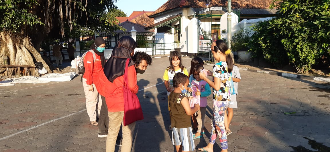 Forum Anak Kota Yogyakarta (FAKTA) Bagi-Bagi masker dalam menyambut Hari Anak Nasional (HAN) Tahun 2020