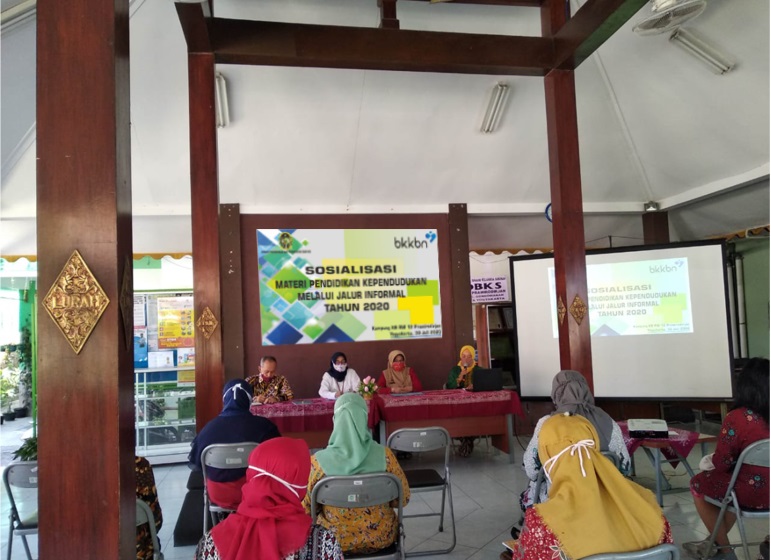 Sosialisasi Materi Pendidikan Kependudukan Melalui Jalur Informal di Kampung KB RW 12 Prawirodirjan