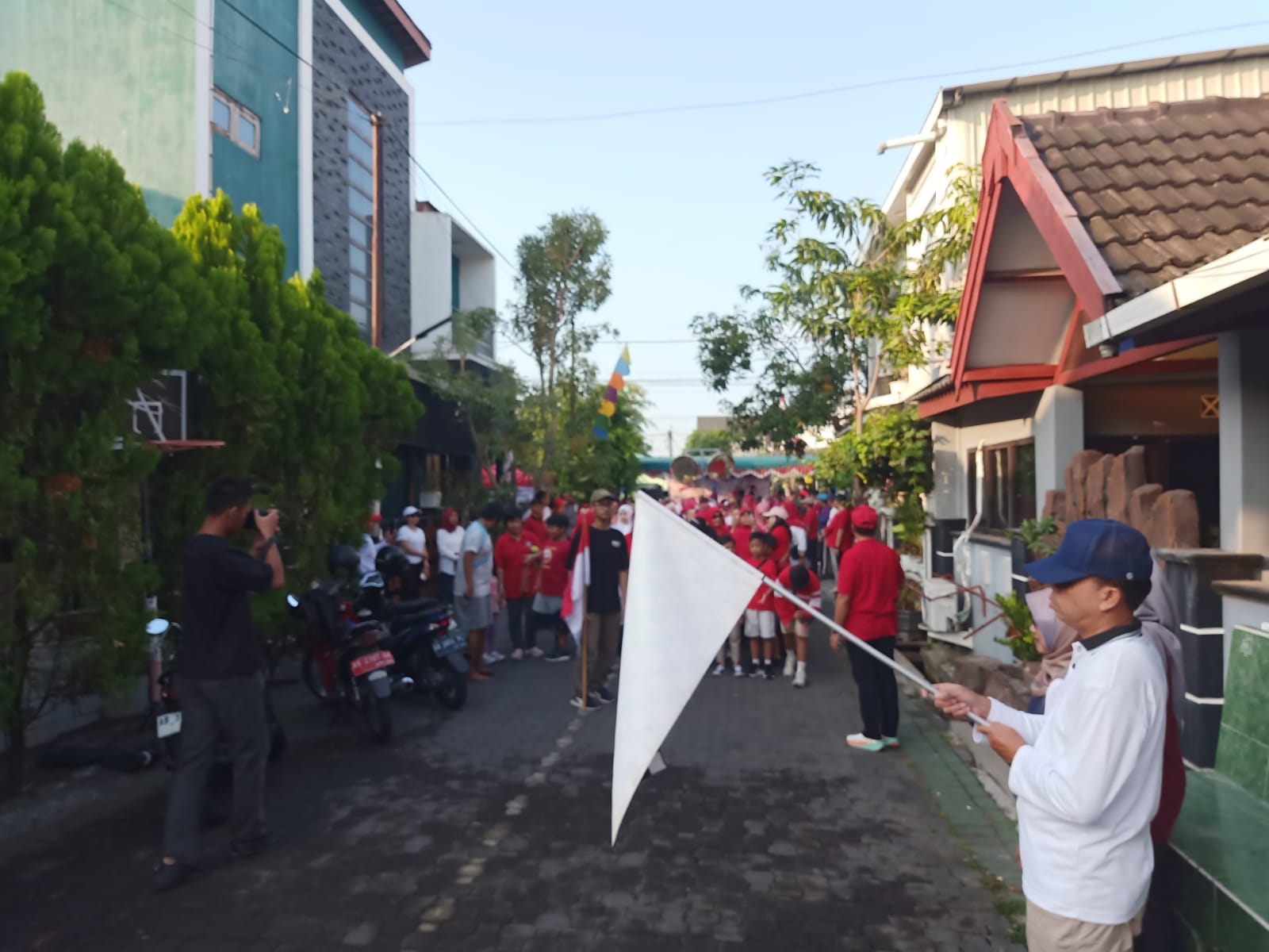 JALAN SEHAT KOLABORASI KAMPUNG KORPRI DAN KAMPUNG KB DI KARANGKAJEN, BRONTOKUSUMAN