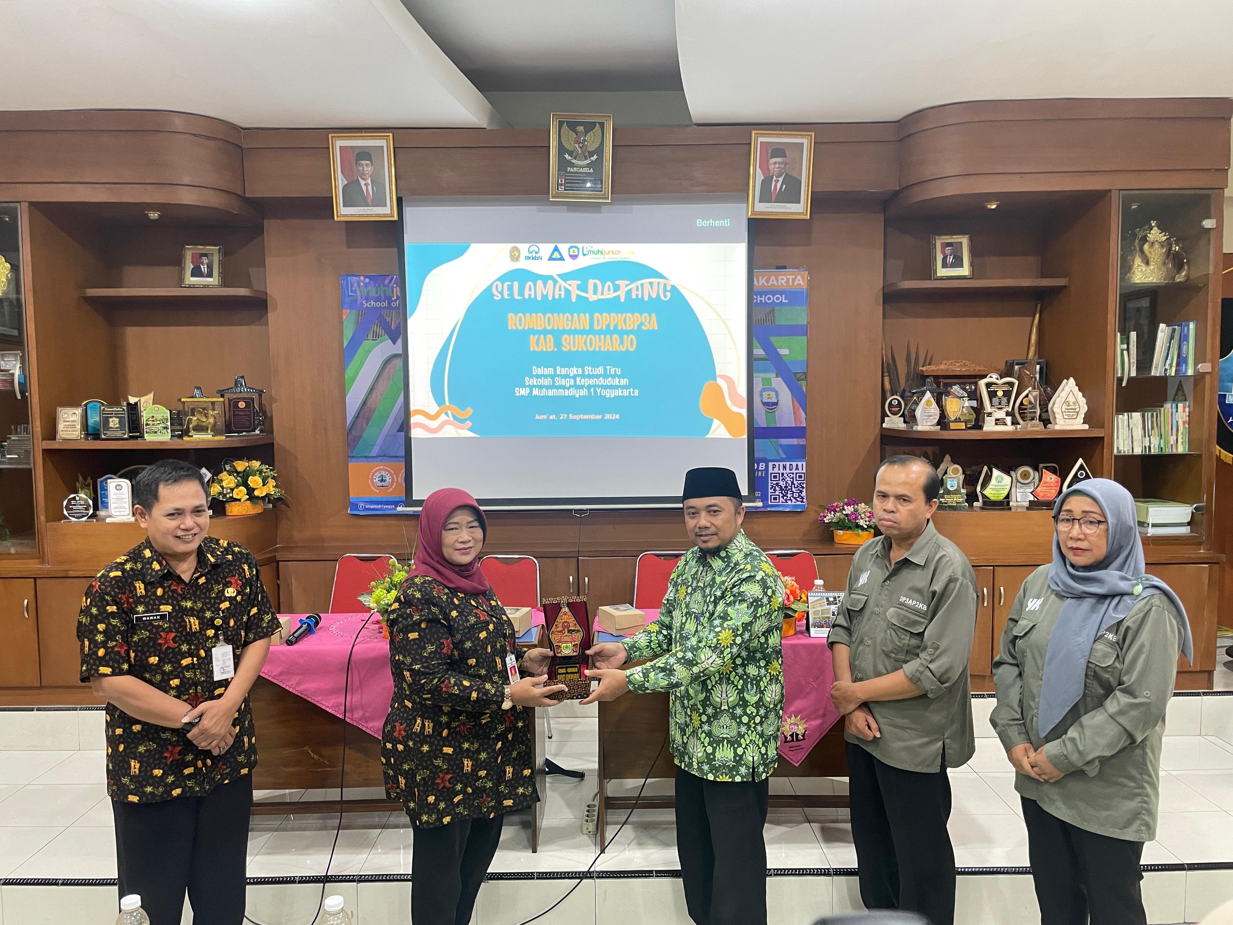 Penyerahan Kenang-kenangan dari DPPKBP3A Kabupaten Sukoharjo ke SMP Muhammadiyah 1 Yogyakarta