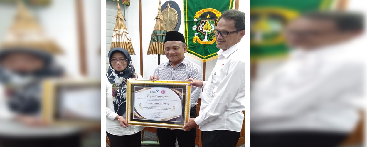 Penyerahan piagam penghargaan dr BKKBN Pusat kpd Bpk Pj Walikota